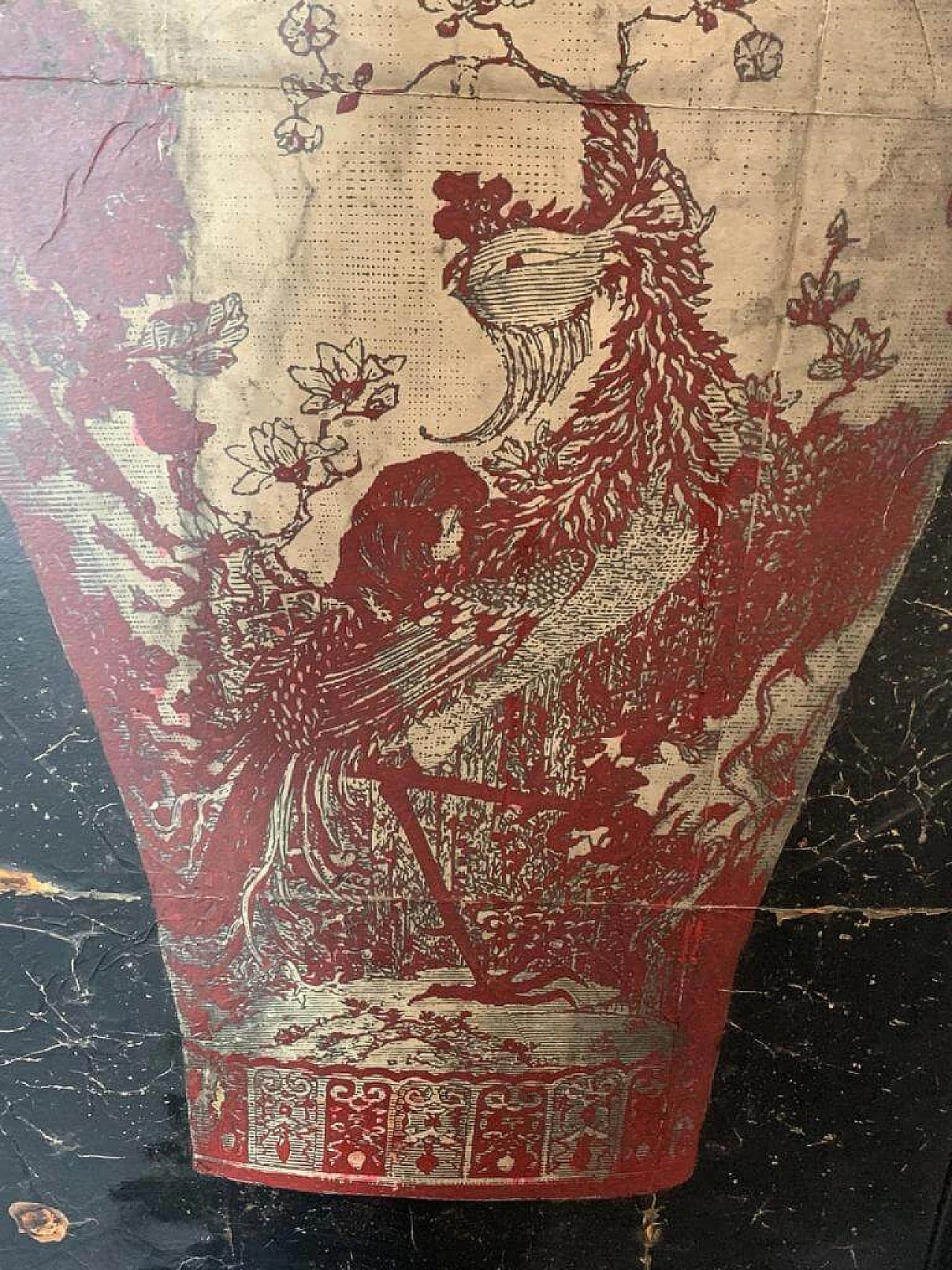 Serigrafia dipinta su carta di riso raffigurante un vaso con coperchio, anni '60 5