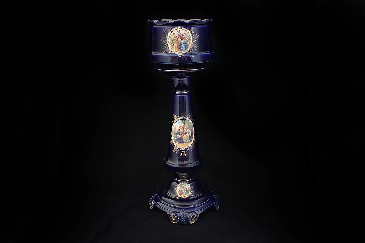 Vaso con colonna in ceramica blu con decalcomanie, anni '20 1