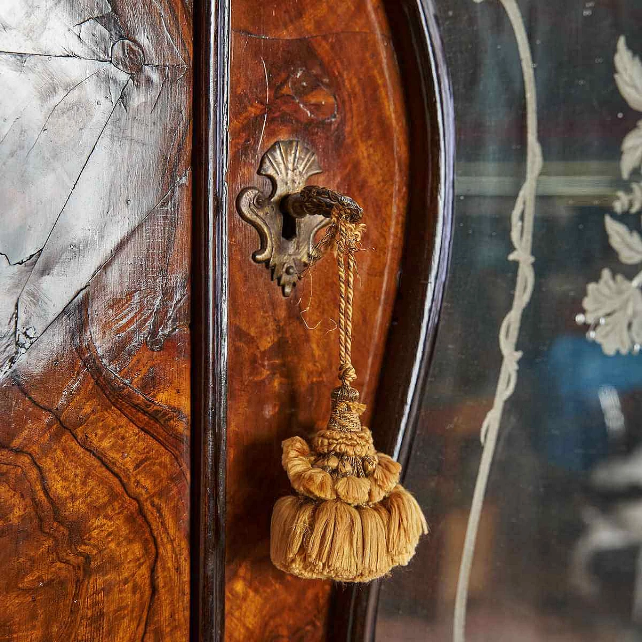 Trumeau in legno con anta a ribalta e vetrina, '700 12