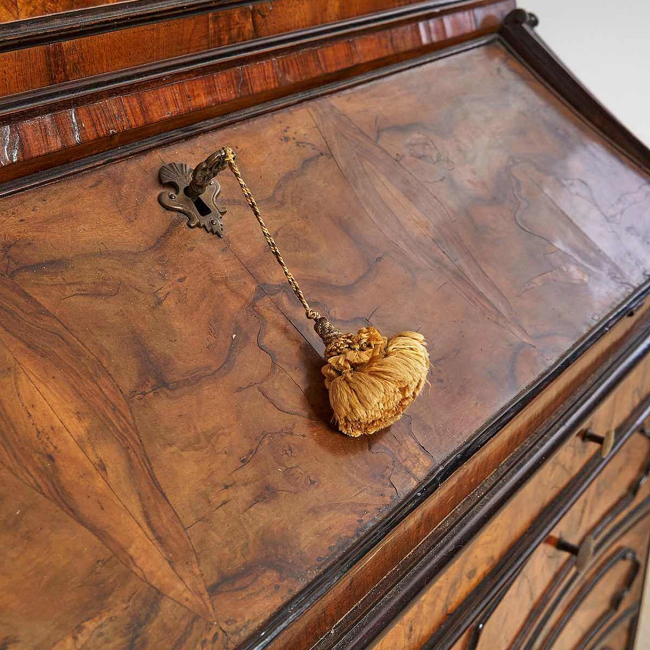 Trumeau in legno con anta a ribalta e vetrina, '700 15