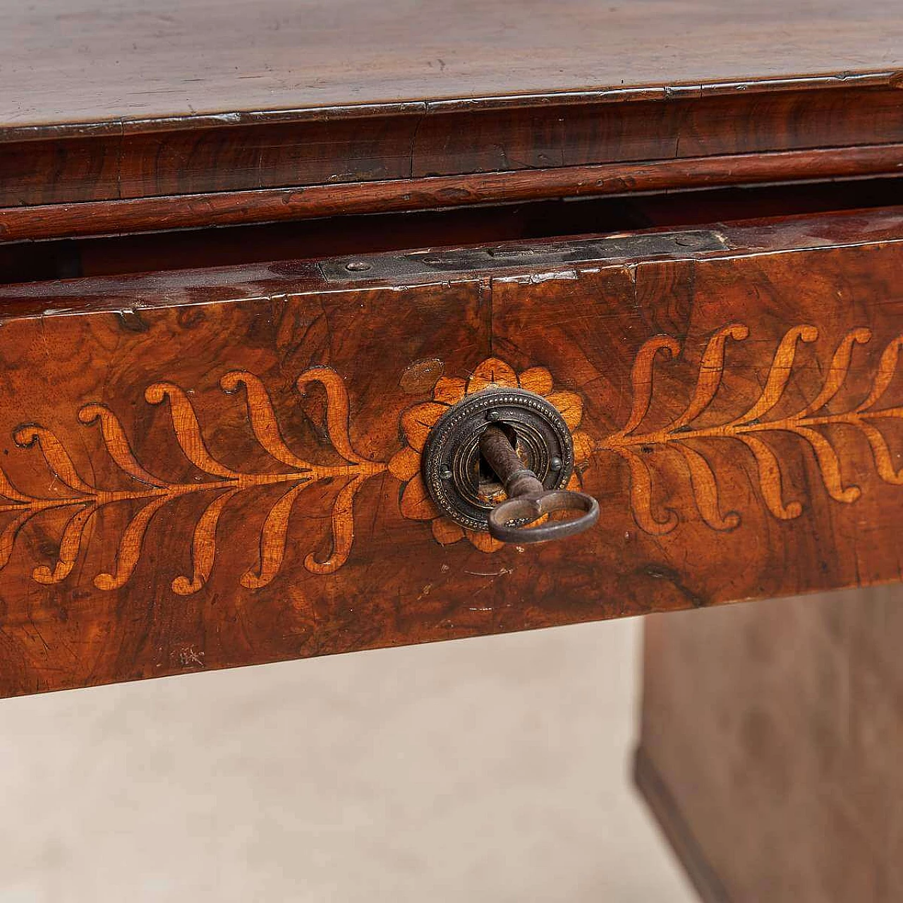 Scrivania da centro in legno lastronato e intarsiato in stile Impero, '800 3
