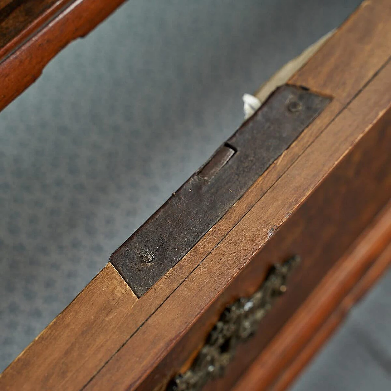 Three-drawer wooden chest of drawers, 17th century 4