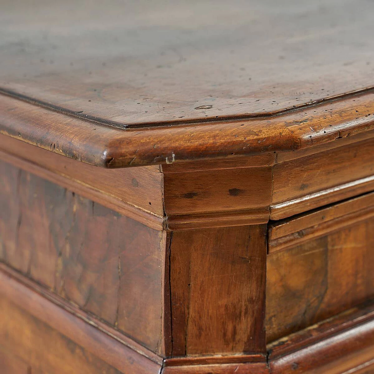 Three-drawer wooden chest of drawers, 17th century 7