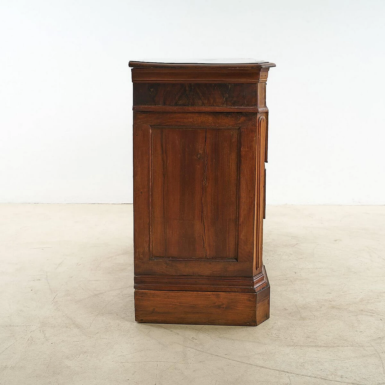 Three-drawer wooden chest of drawers, 17th century 8