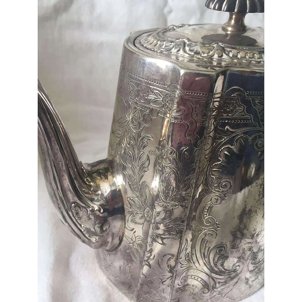 Teiera in argento con decorazioni incise di Electro Plated Britannia Metal, seconda metà '800 3