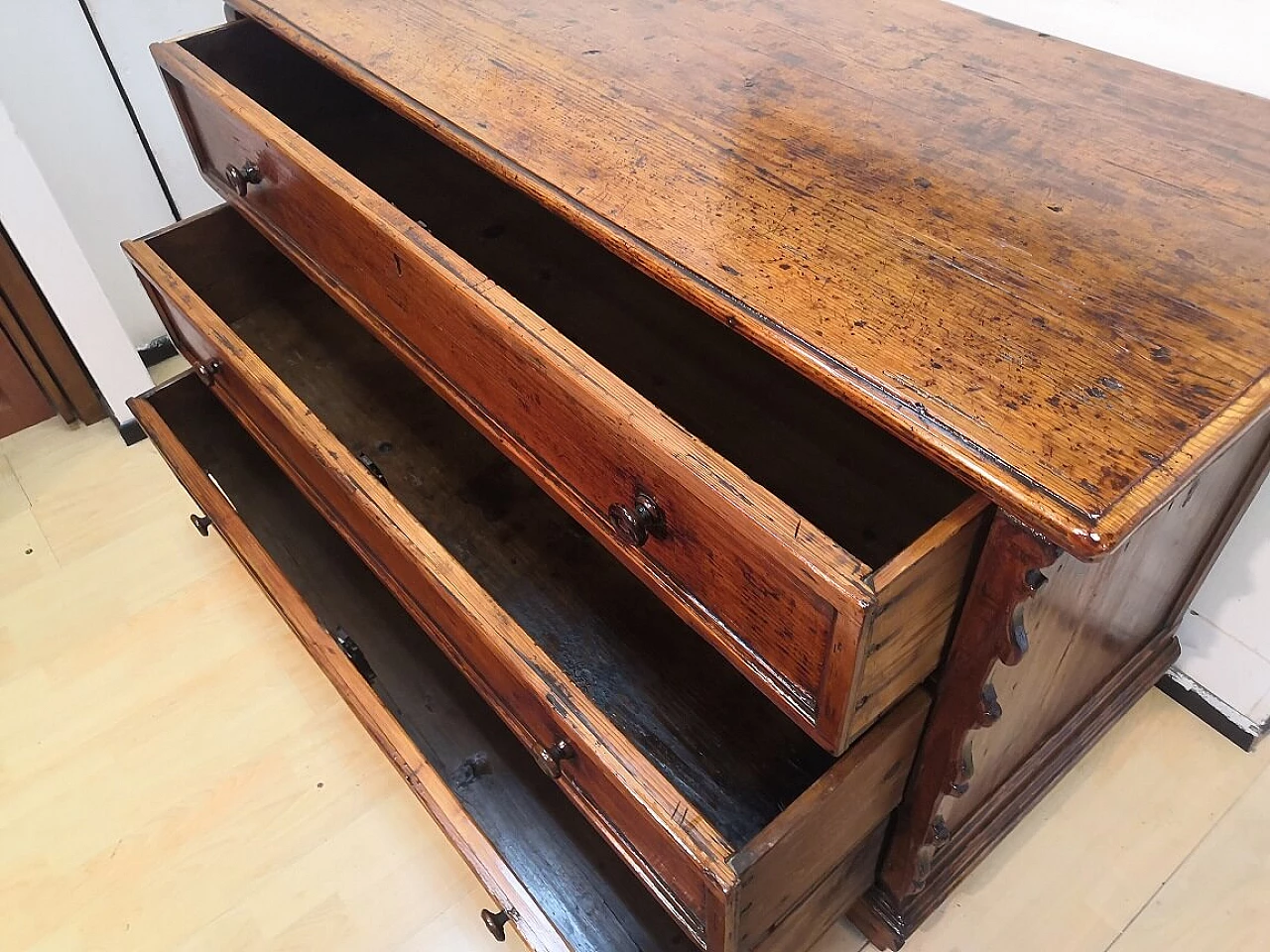Canterano in massello di abete a tre cassetti, fine '600 7