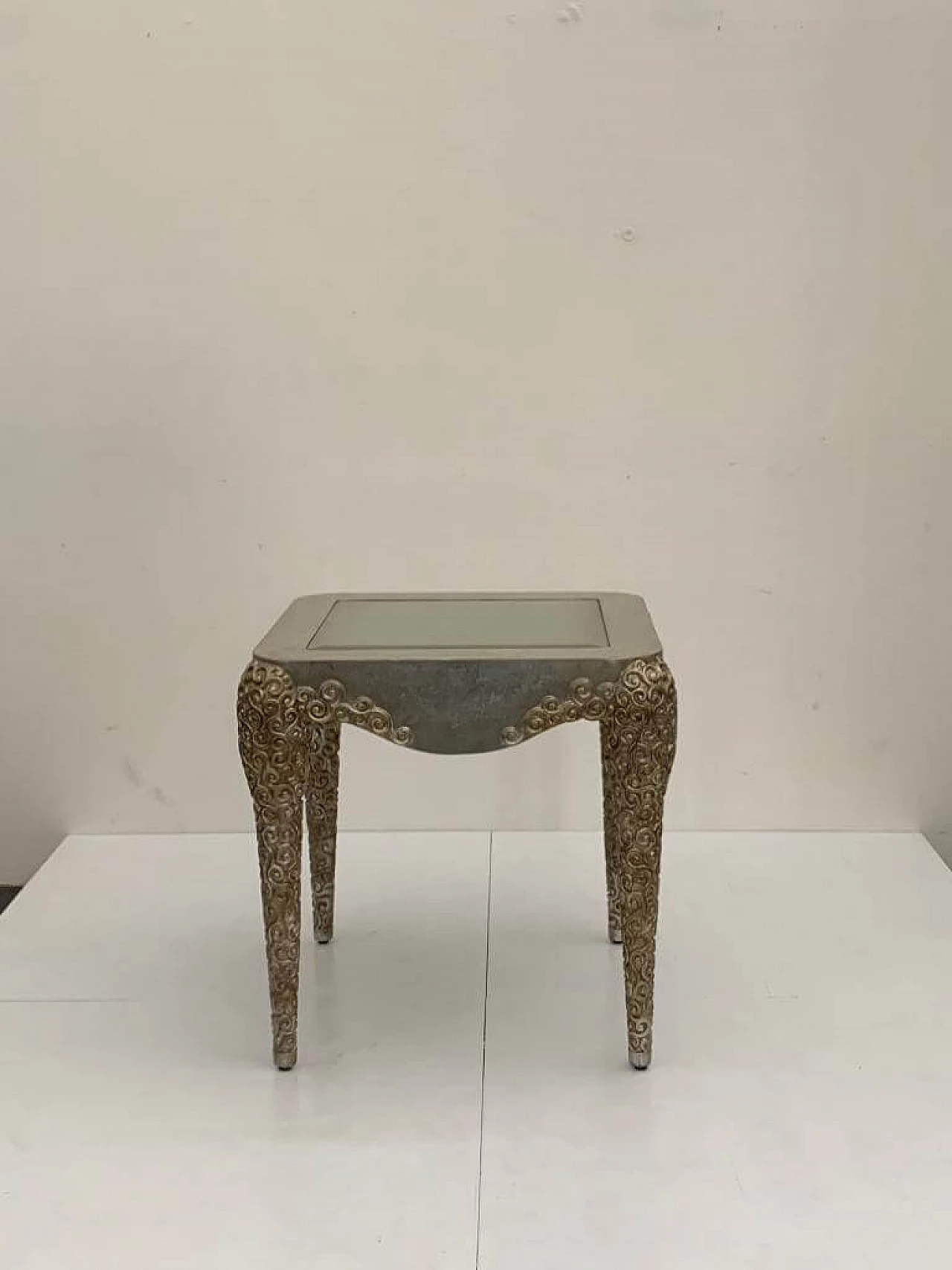 Tavolino argentato in resina e vetro di Lam Lee, anni '90 1
