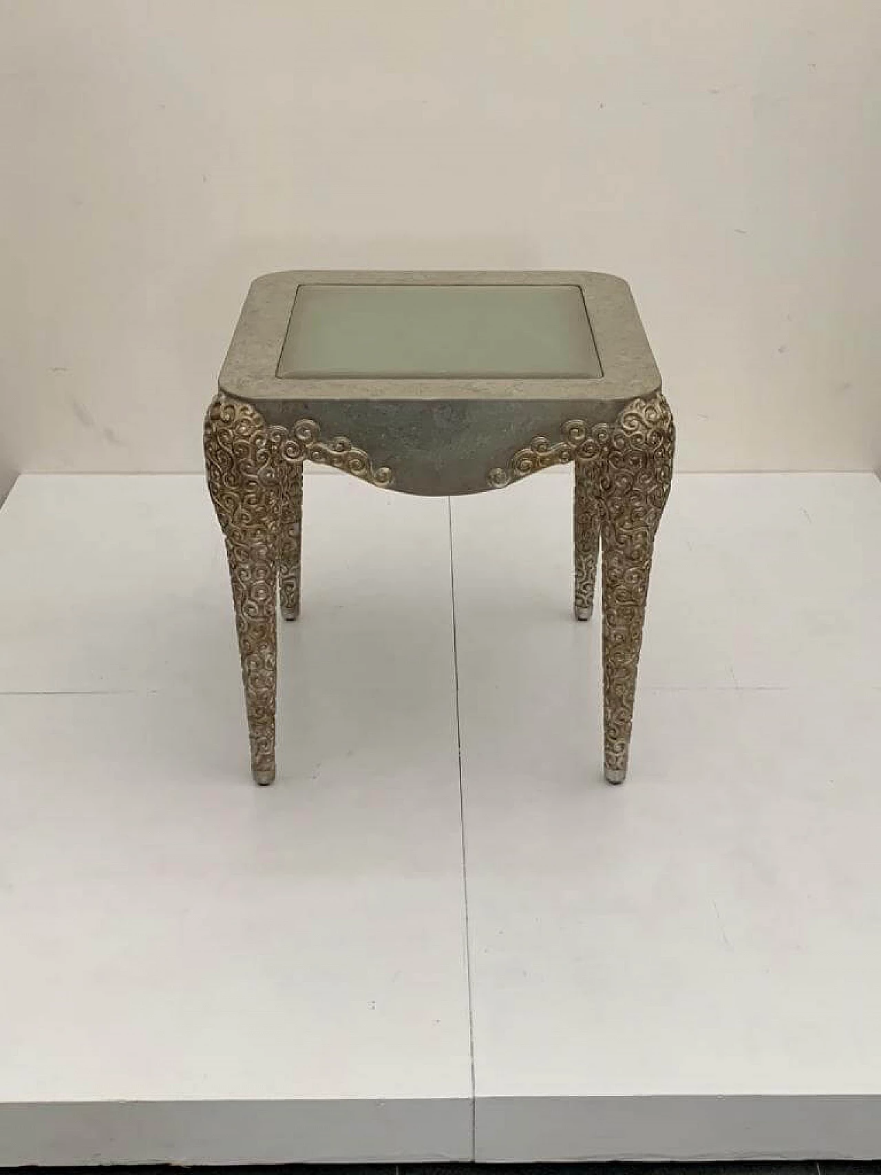 Tavolino argentato in resina e vetro di Lam Lee, anni '90 2