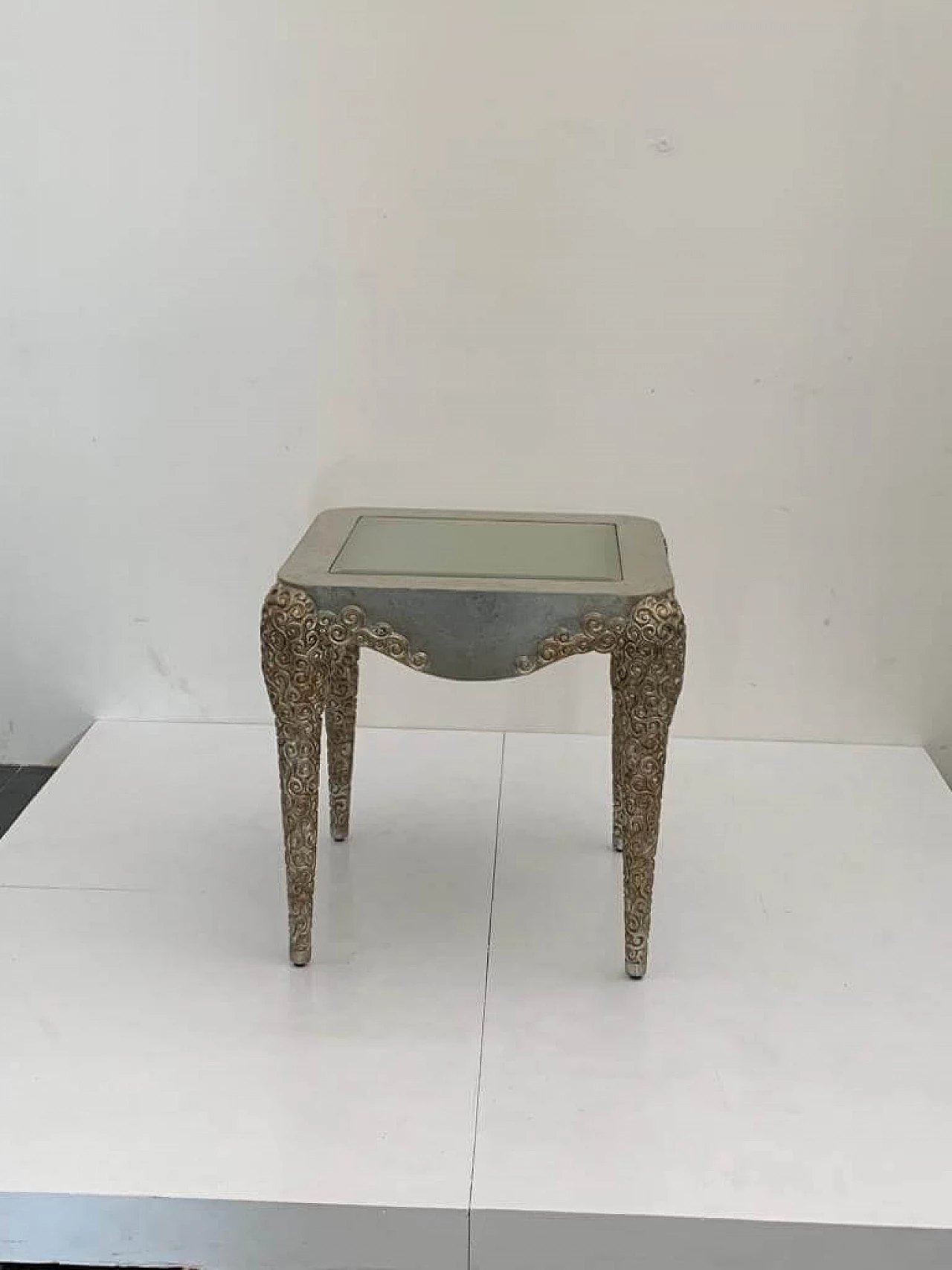 Tavolino argentato in resina e vetro di Lam Lee, anni '90 3