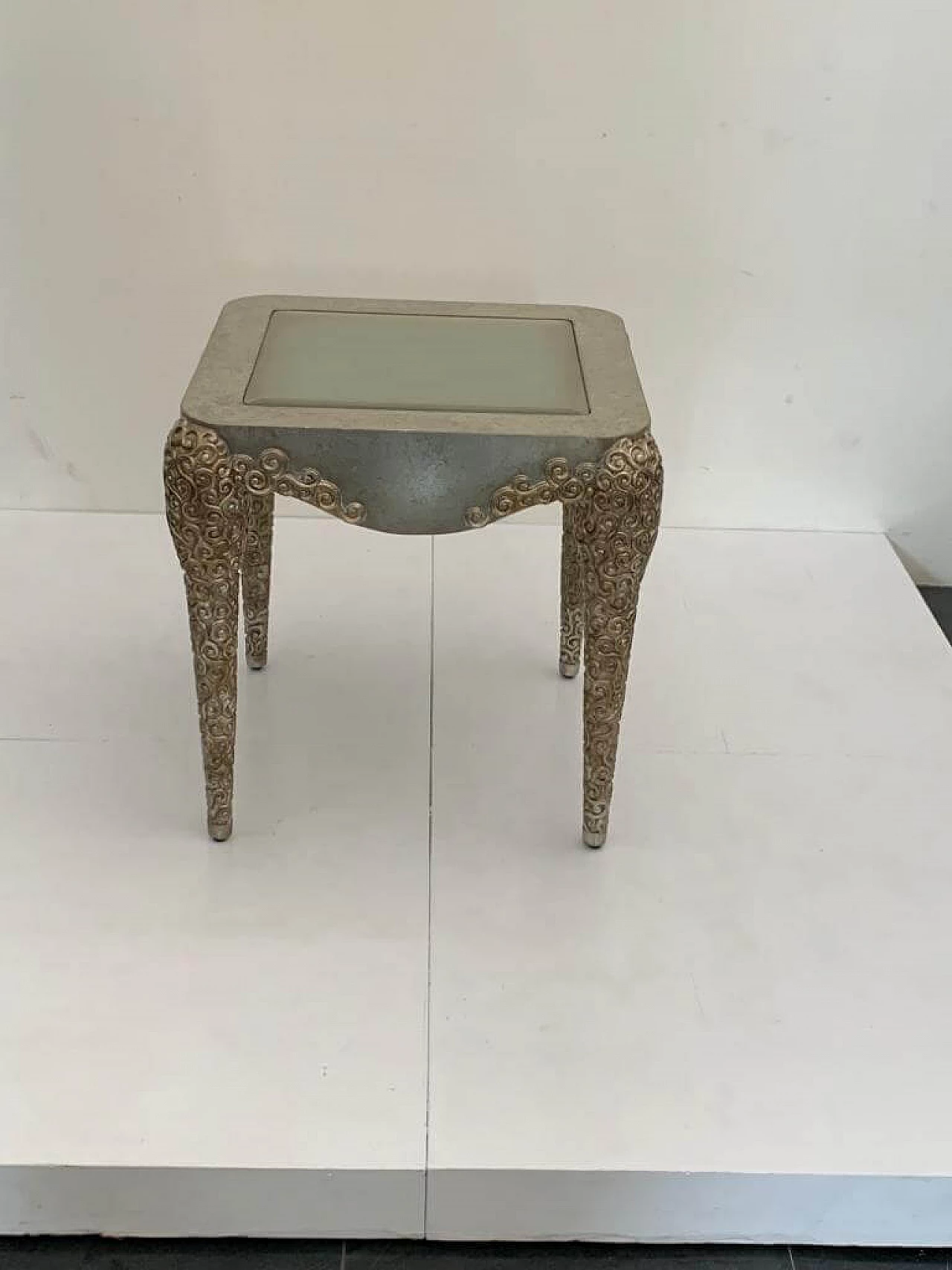 Tavolino argentato in resina e vetro di Lam Lee, anni '90 4