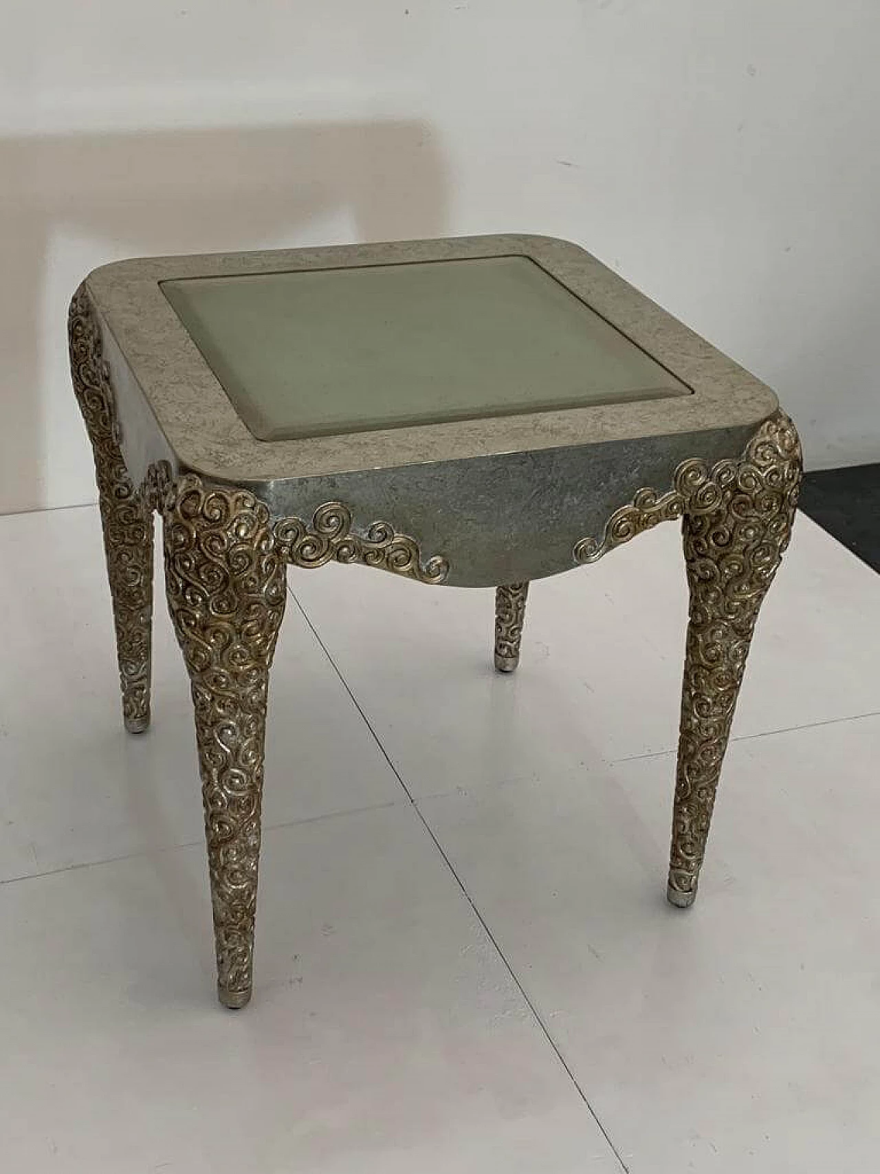 Tavolino argentato in resina e vetro di Lam Lee, anni '90 5