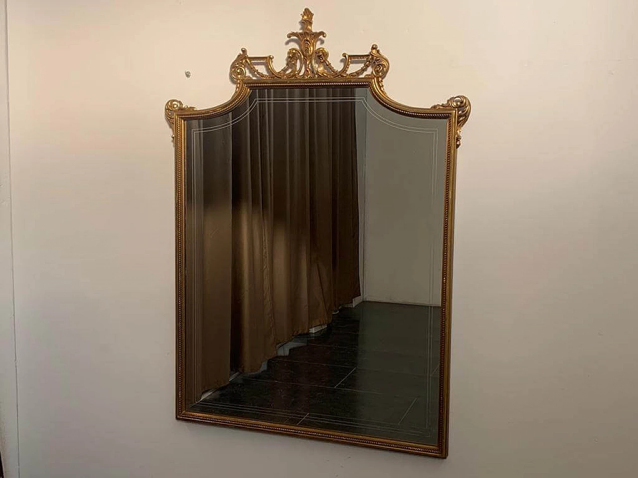 Specchio con cornice dorata, anni '50 3