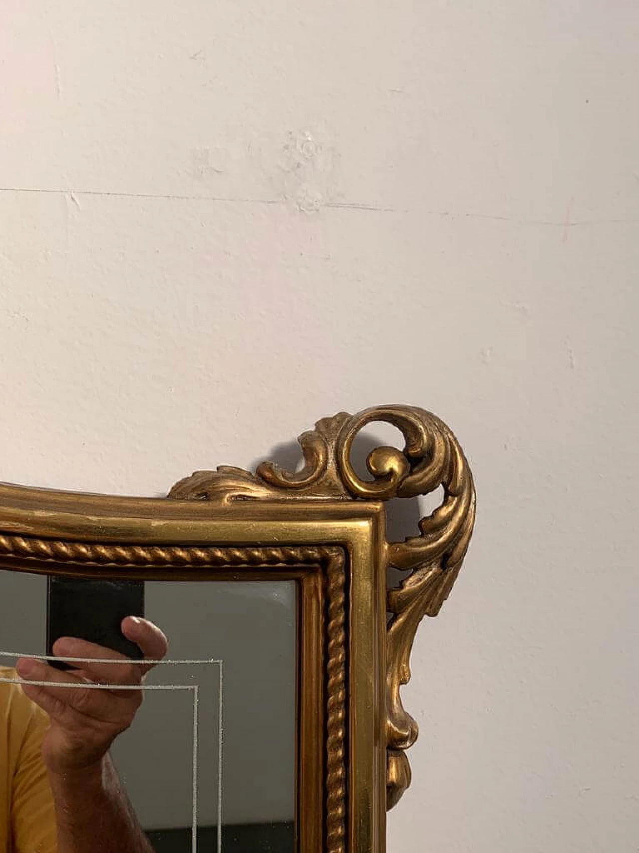 Specchio con cornice dorata, anni '50 11