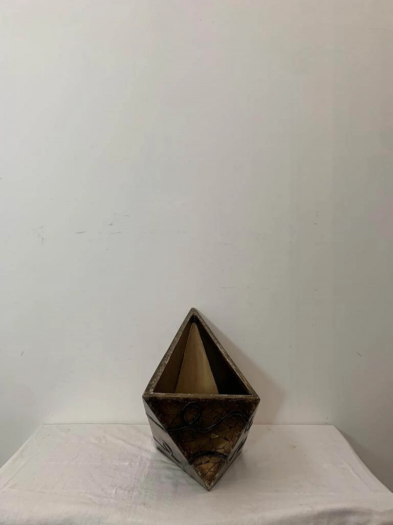 Vaso rivestito di frammenti geometrici di specchio dorato, anni '80 3