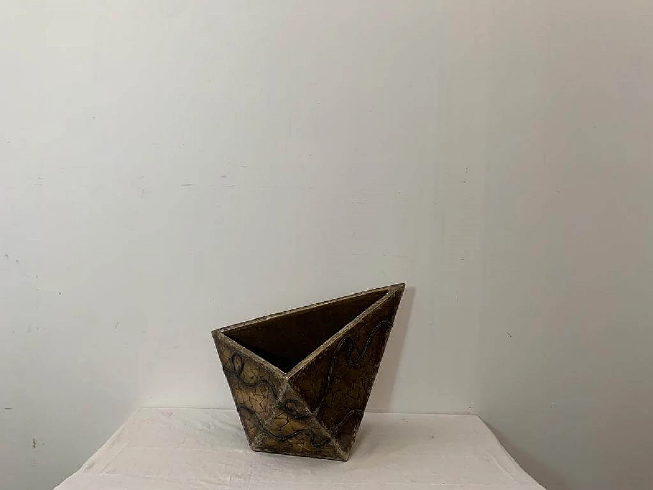 Vaso rivestito di frammenti geometrici di specchio dorato, anni '80 4