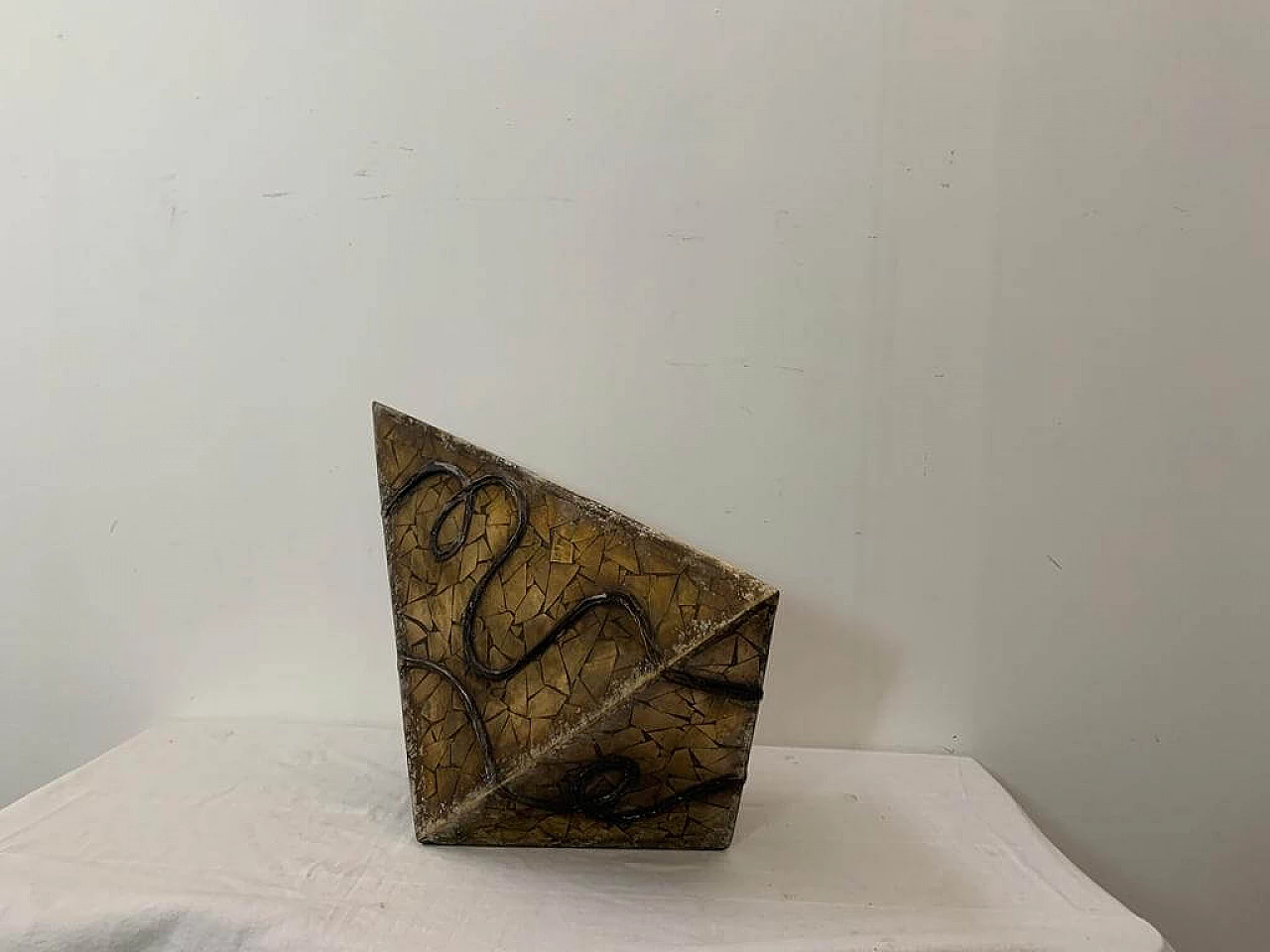 Vaso rivestito di frammenti geometrici di specchio dorato, anni '80 5