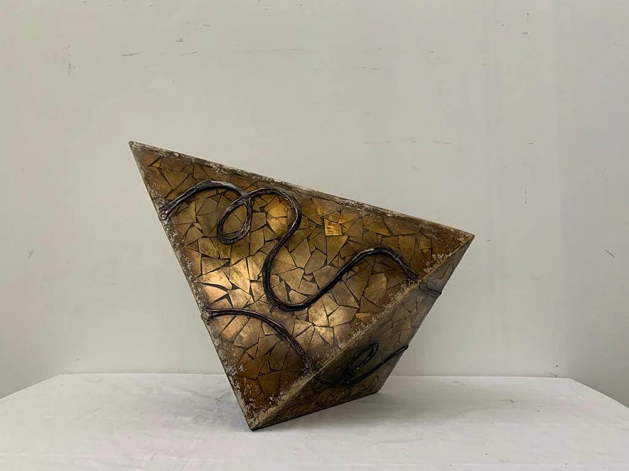 Vaso rivestito di frammenti geometrici di specchio dorato, anni '80 6