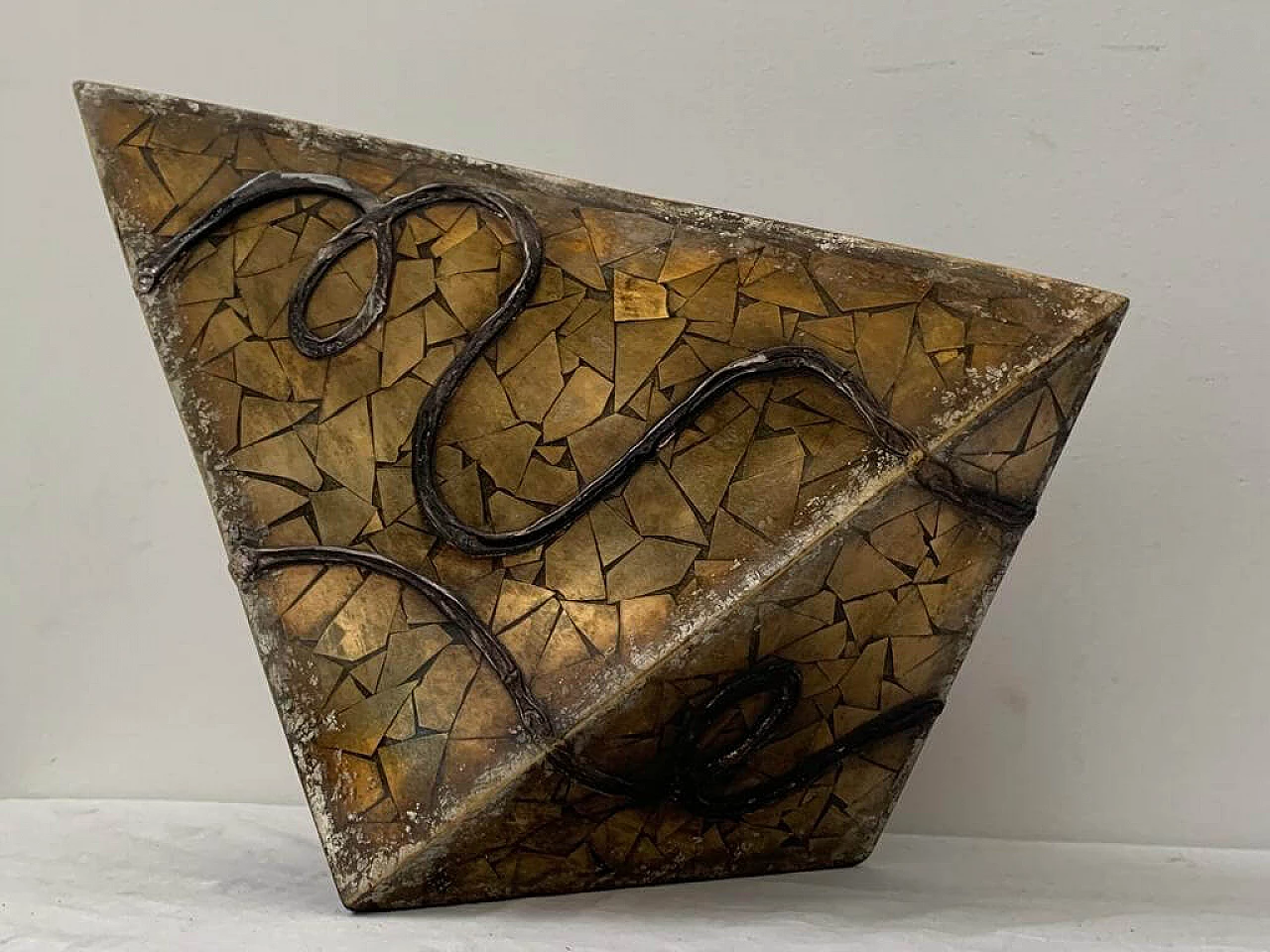 Vaso rivestito di frammenti geometrici di specchio dorato, anni '80 7