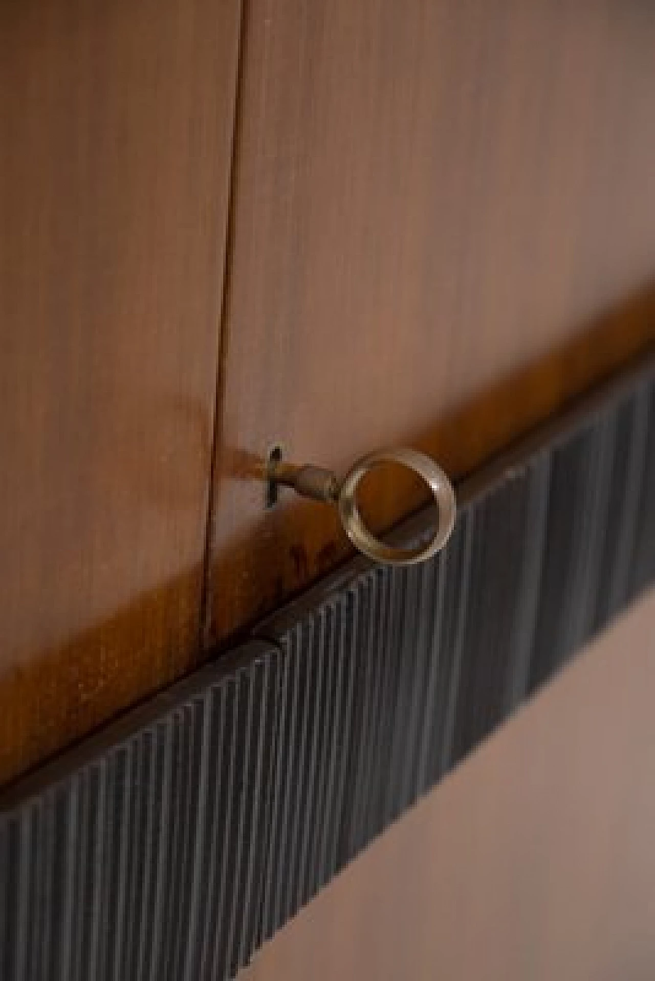 Mobiletto in legno di noce e grissinato di La Permanente Mobili Cantù, anni '50 6