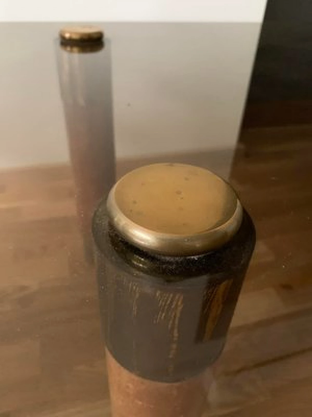 Tavolino in ottone e teak con piano in vetro, anni '60 4