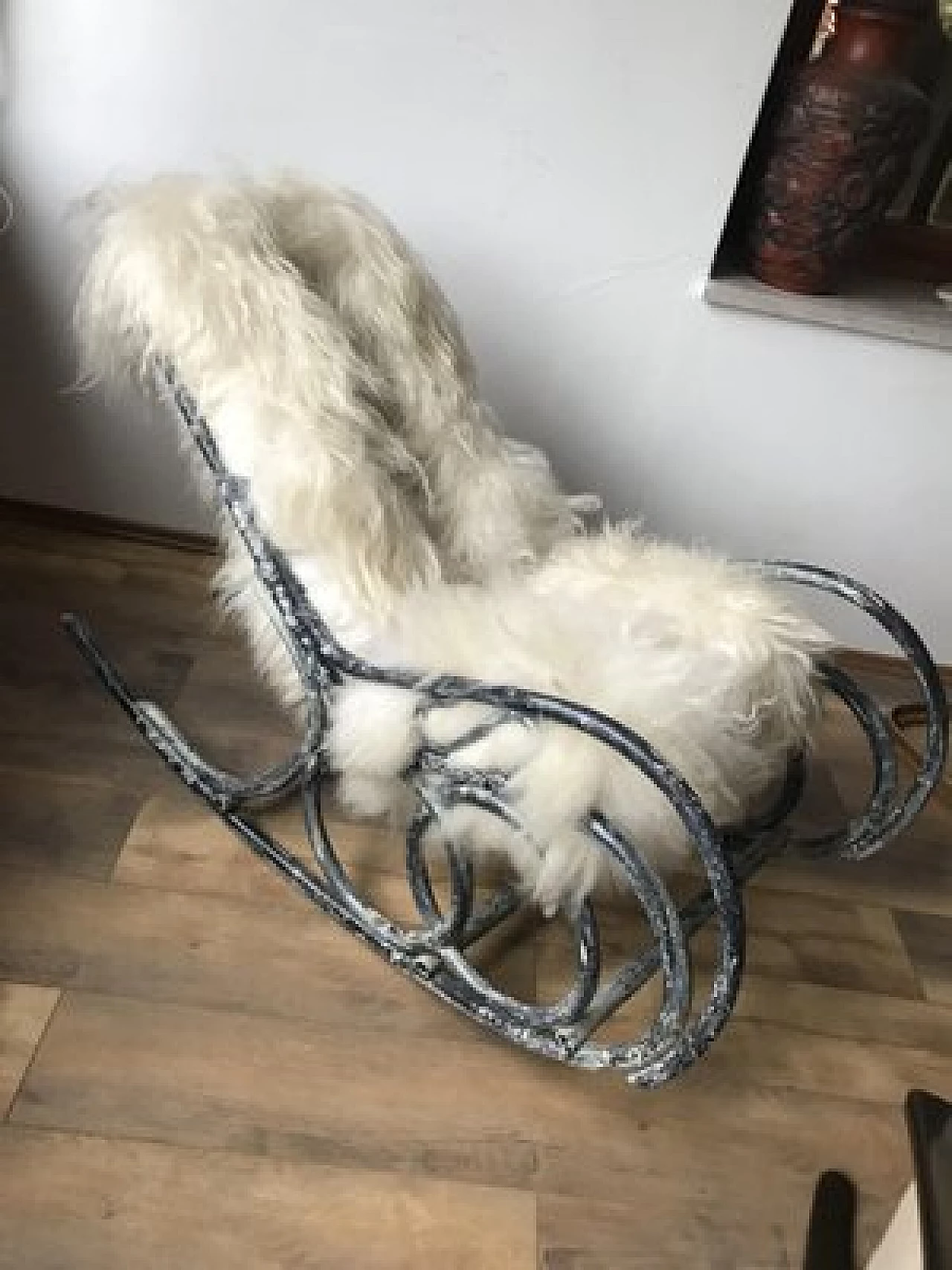 Sedia a dondolo di Thonet con pelliccia di agnello, seconda metà dell'800 1