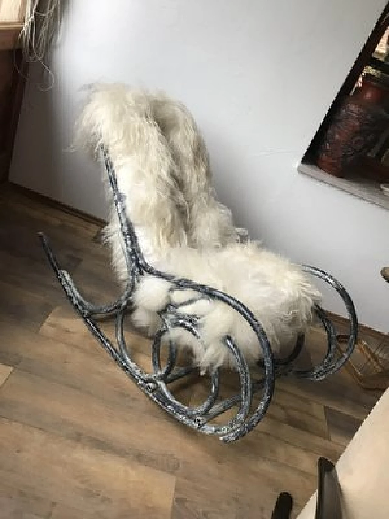 Sedia a dondolo di Thonet con pelliccia di agnello, seconda metà dell'800 6