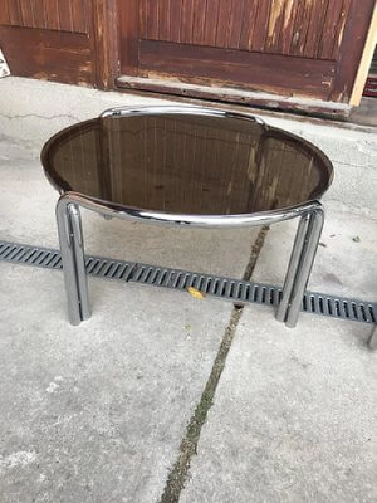 Tavolino rotondo in metallo cromato con piano in vetro, anni '60 1