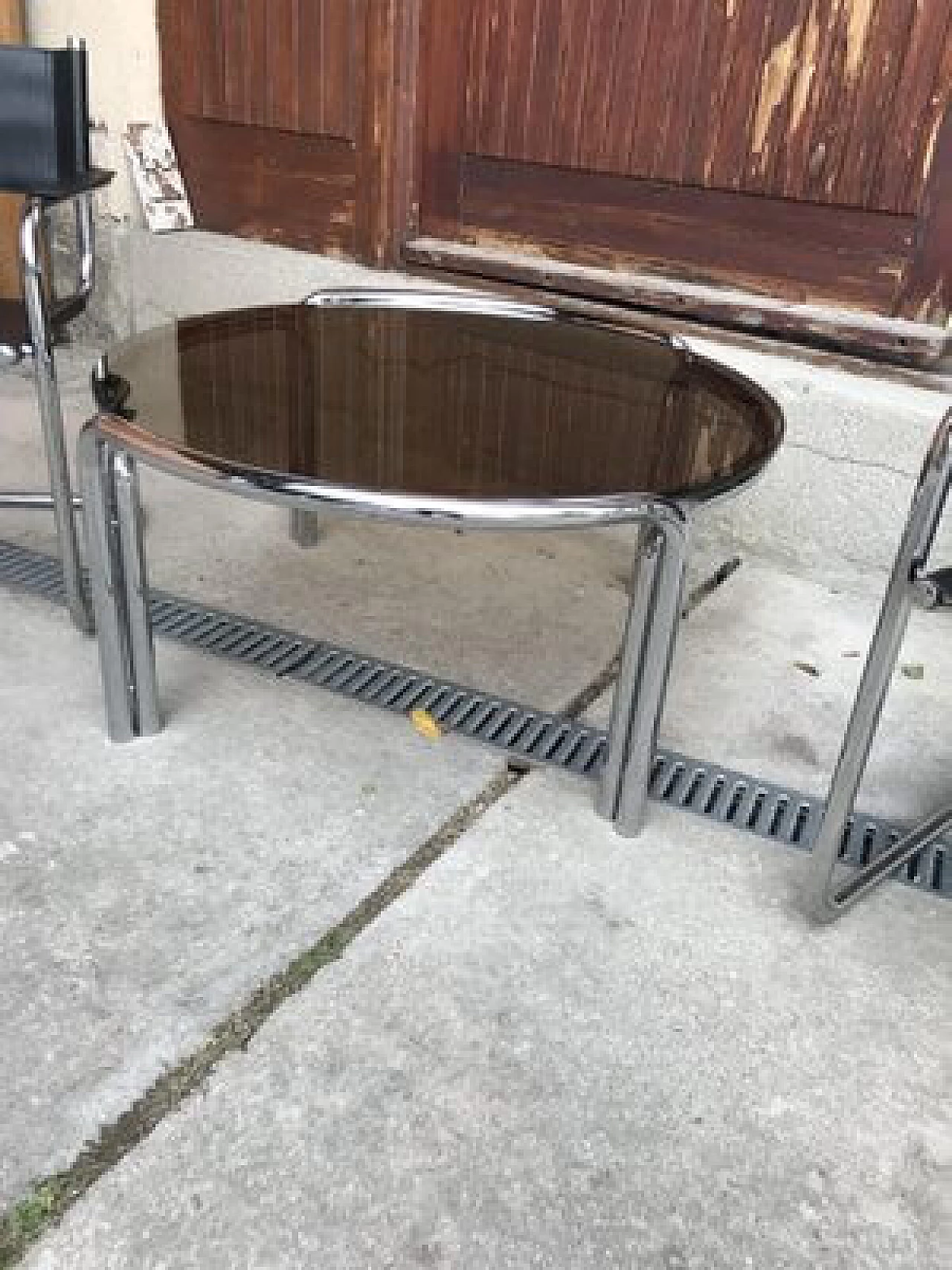 Tavolino rotondo in metallo cromato con piano in vetro, anni '60 2