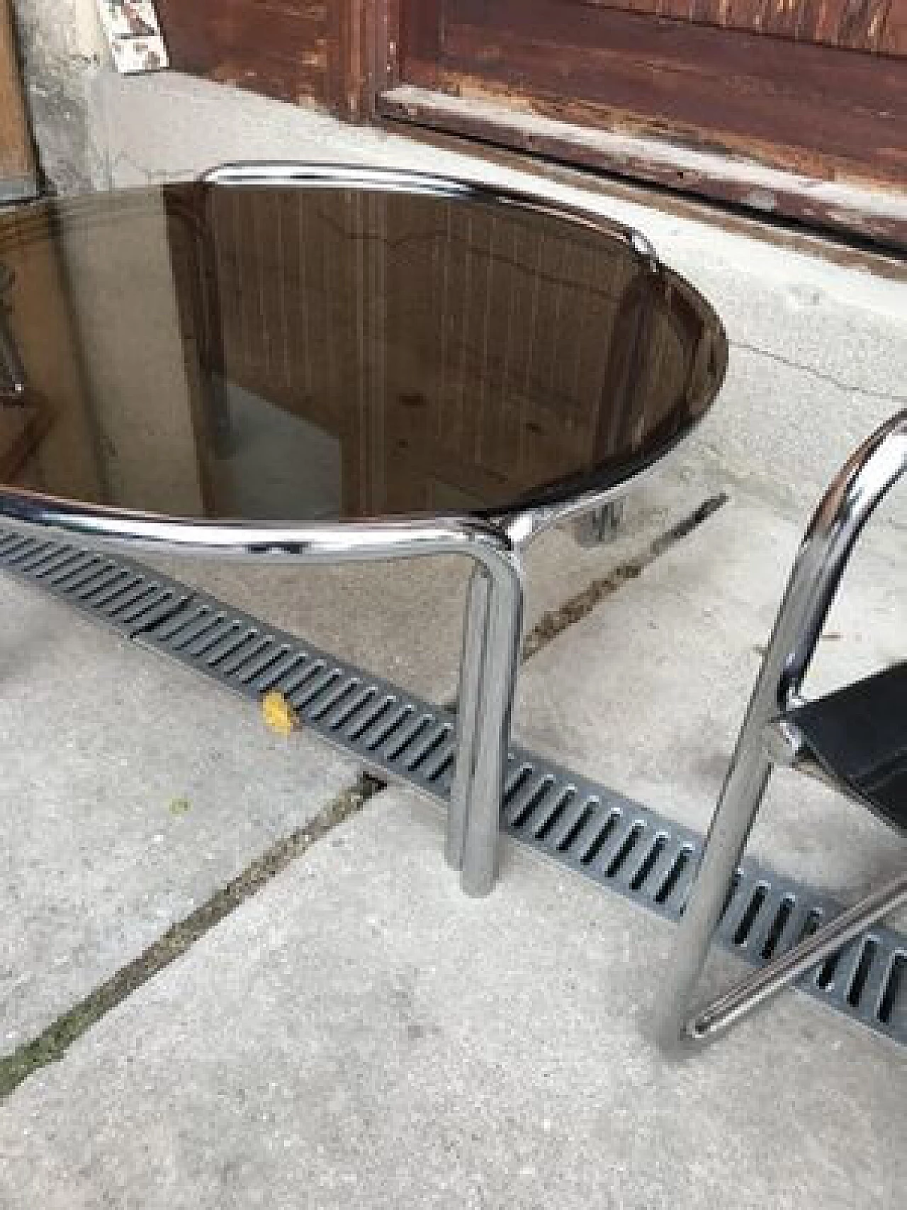 Tavolino rotondo in metallo cromato con piano in vetro, anni '60 4