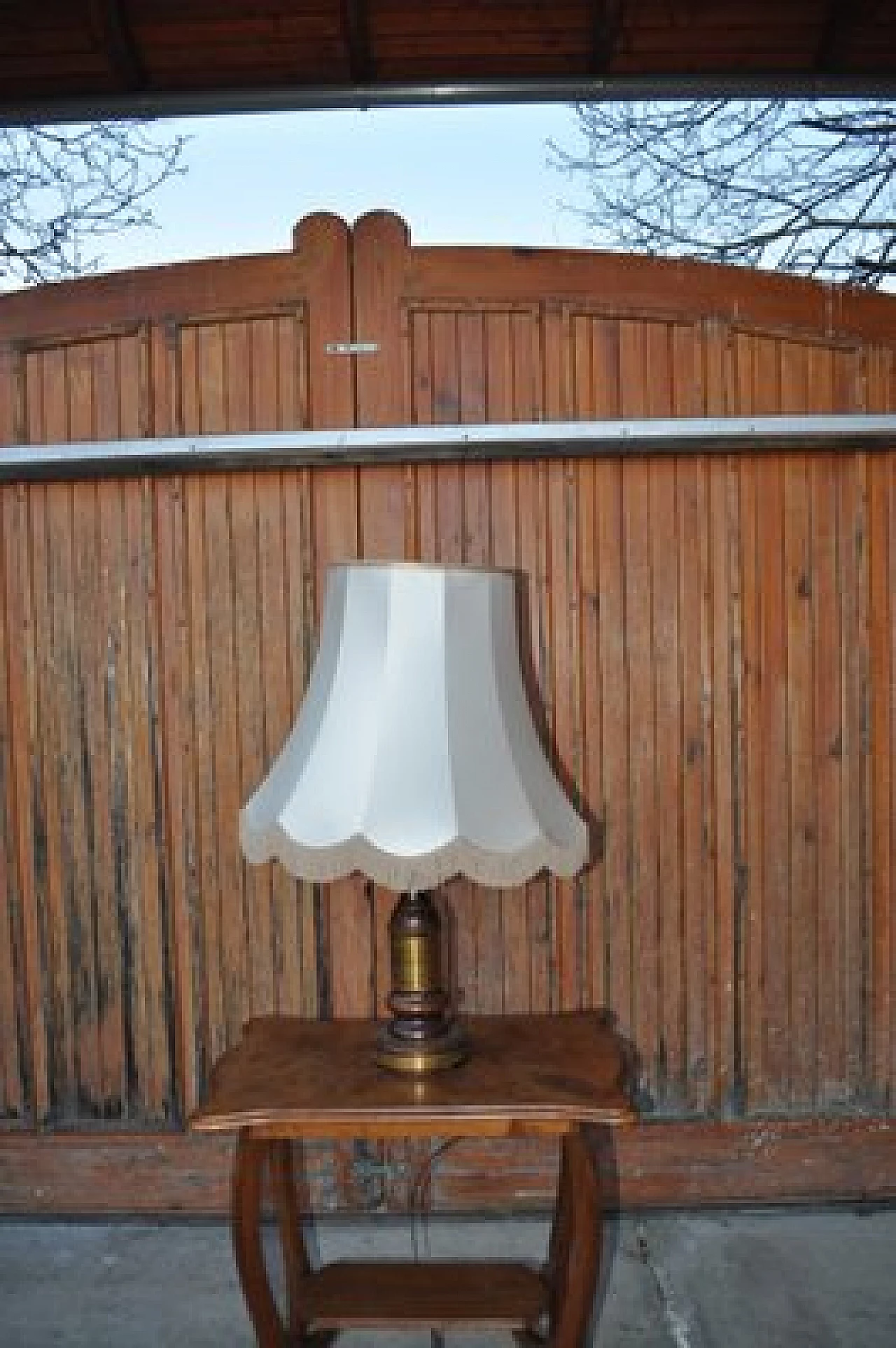 Lampada da tavolo in ottone e legno con paralume a frange, anni '50 1
