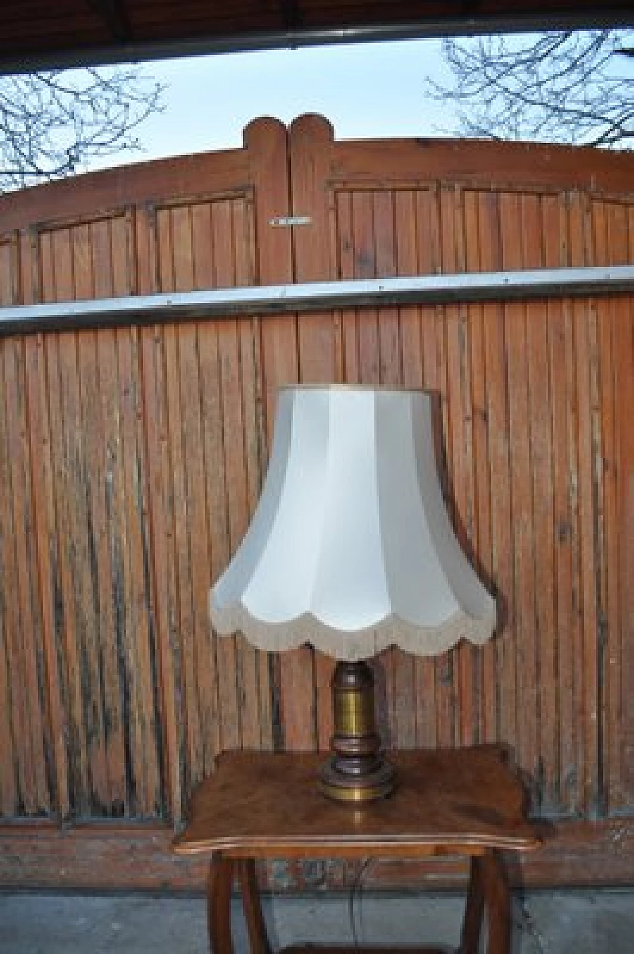 Lampada da tavolo in ottone e legno con paralume a frange, anni '50 2