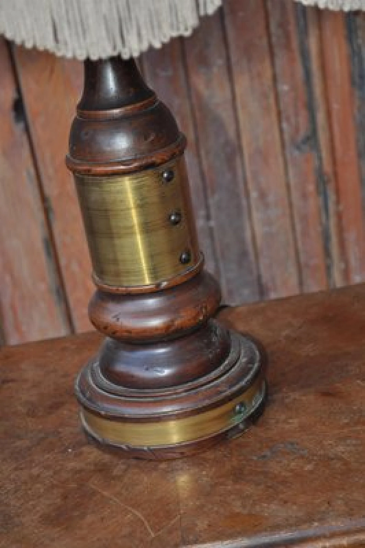 Lampada da tavolo in ottone e legno con paralume a frange, anni '50 6