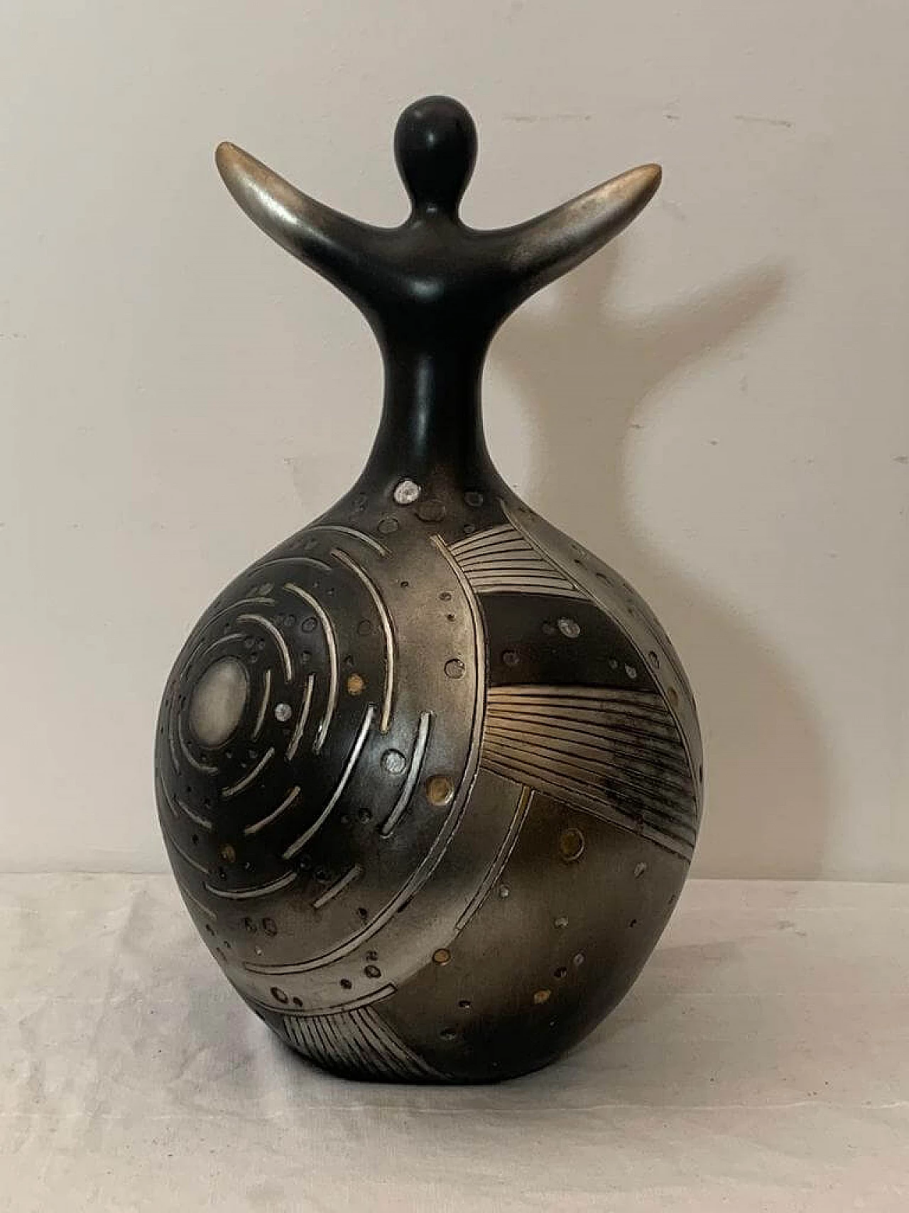 Scultura in resina scolpita finita in argento patinato per Lam Lee Group, anni '90 1