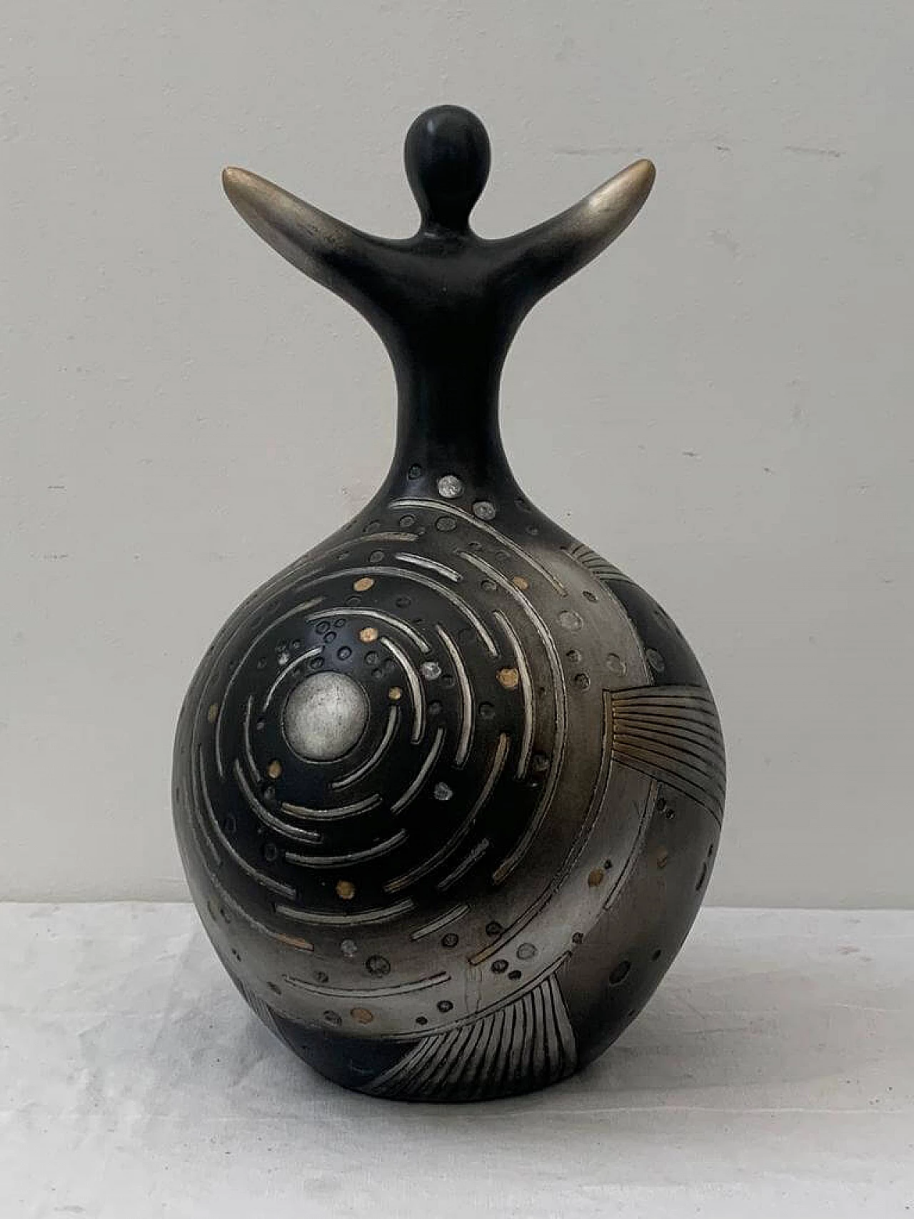 Scultura in resina scolpita finita in argento patinato per Lam Lee Group, anni '90 4