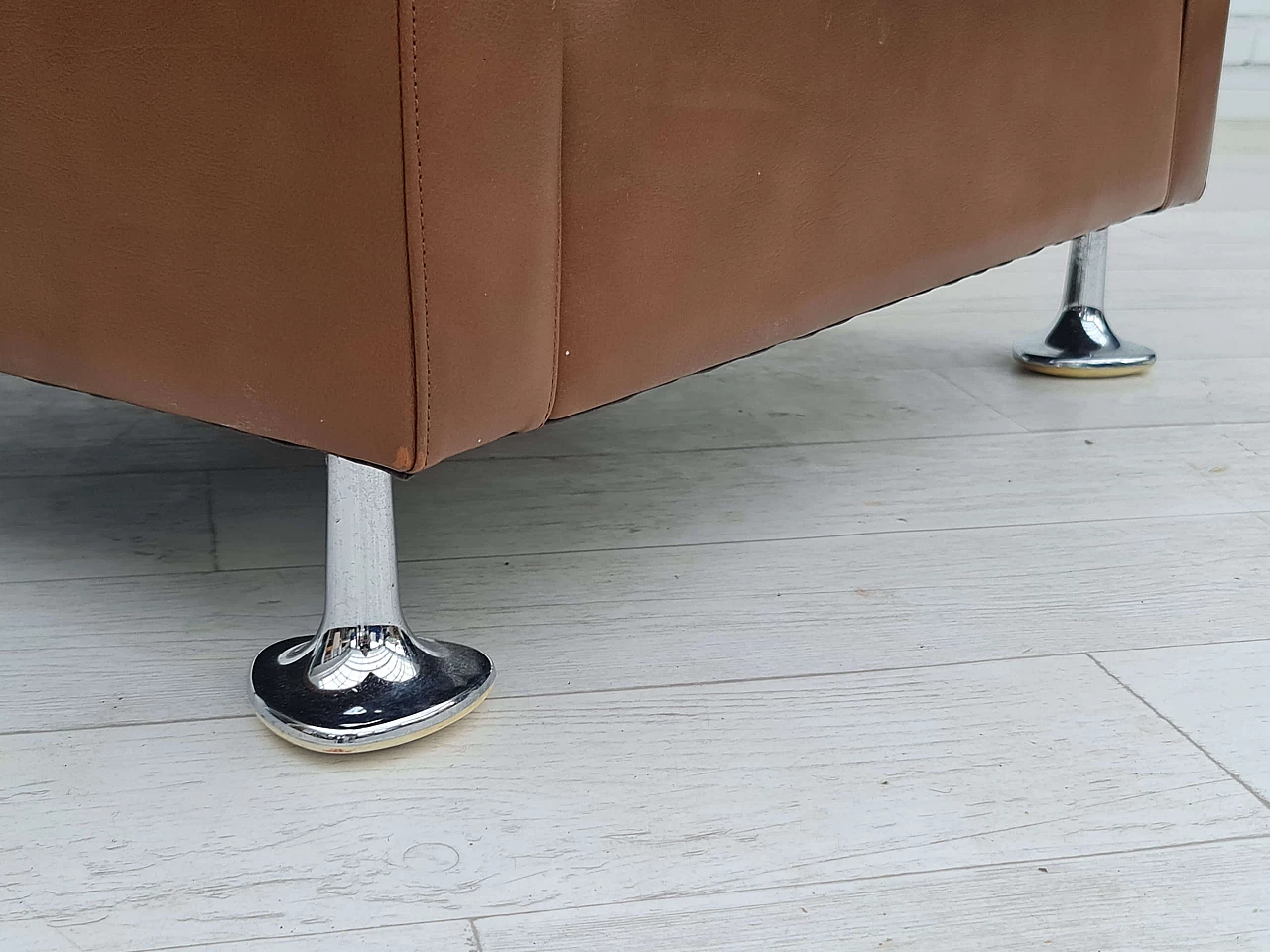 Poltrona da salotto danese in pelle marrone con gambe in acciaio, anni '70 2