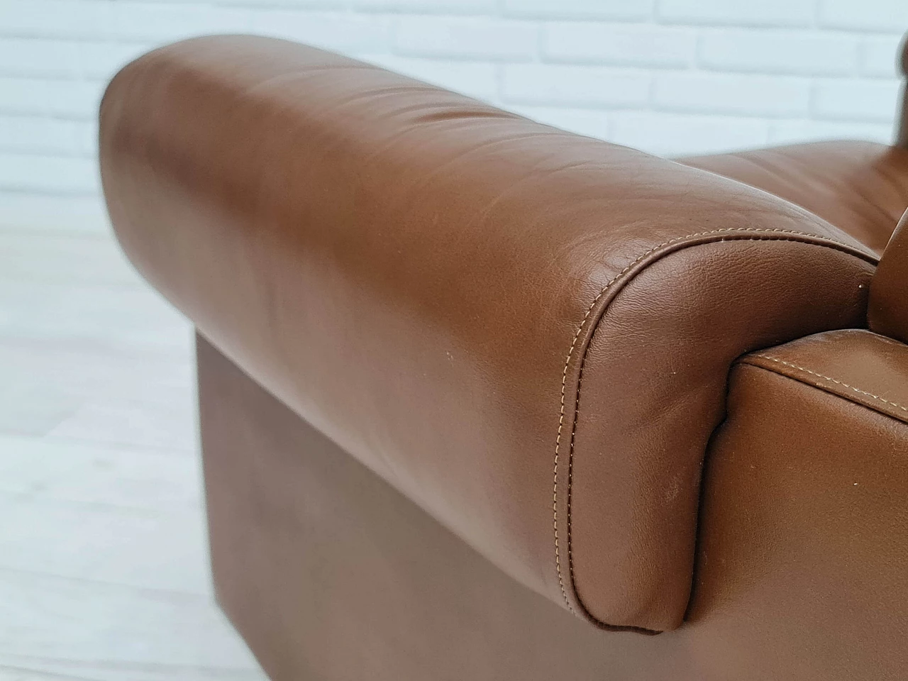 Poltrona da salotto danese in pelle marrone con gambe in acciaio, anni '70 8