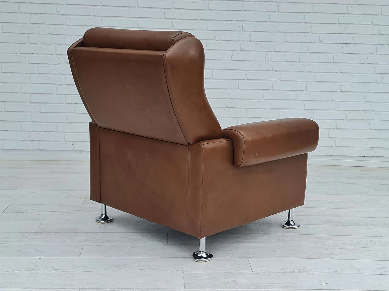 Poltrona da salotto danese in pelle marrone con gambe in acciaio, anni '70 10