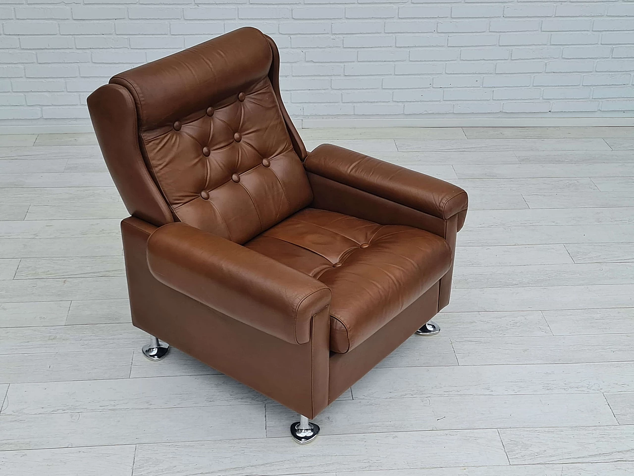 Poltrona da salotto danese in pelle marrone con gambe in acciaio, anni '70 13