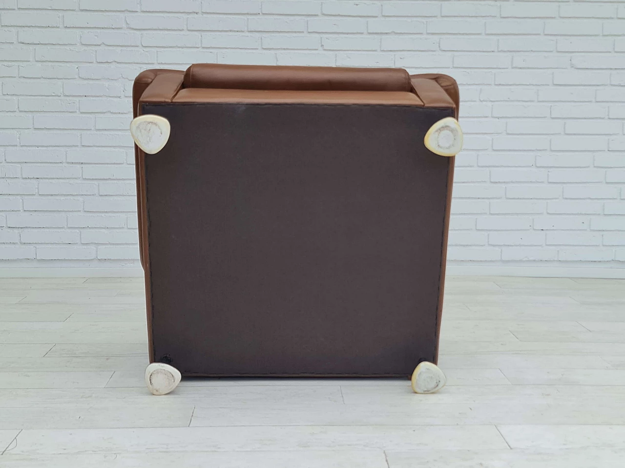 Poltrona da salotto danese in pelle marrone con gambe in acciaio, anni '70 14