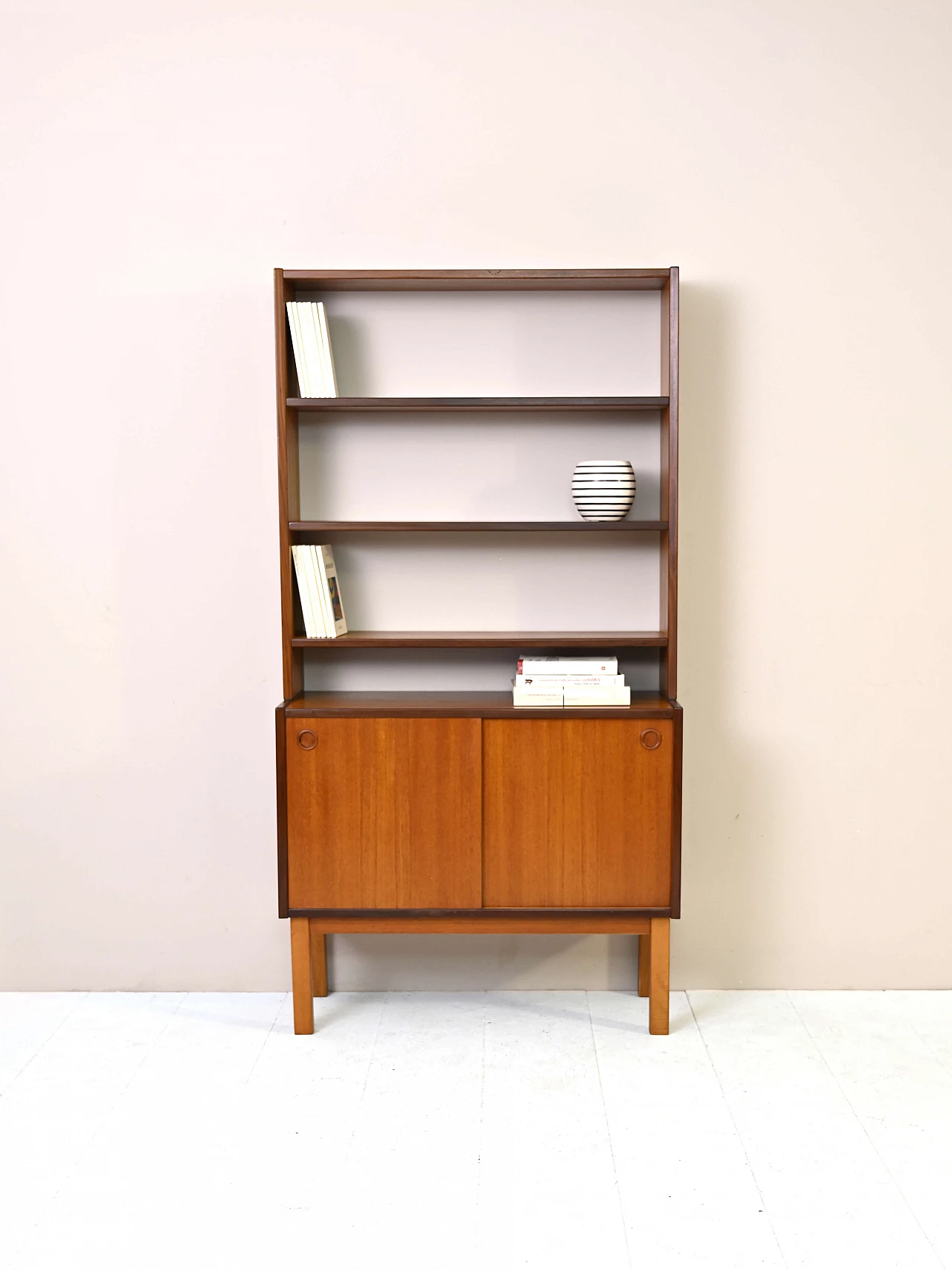 Libreria in teak con scomparto ad ante scorrevoli, anni '60 1