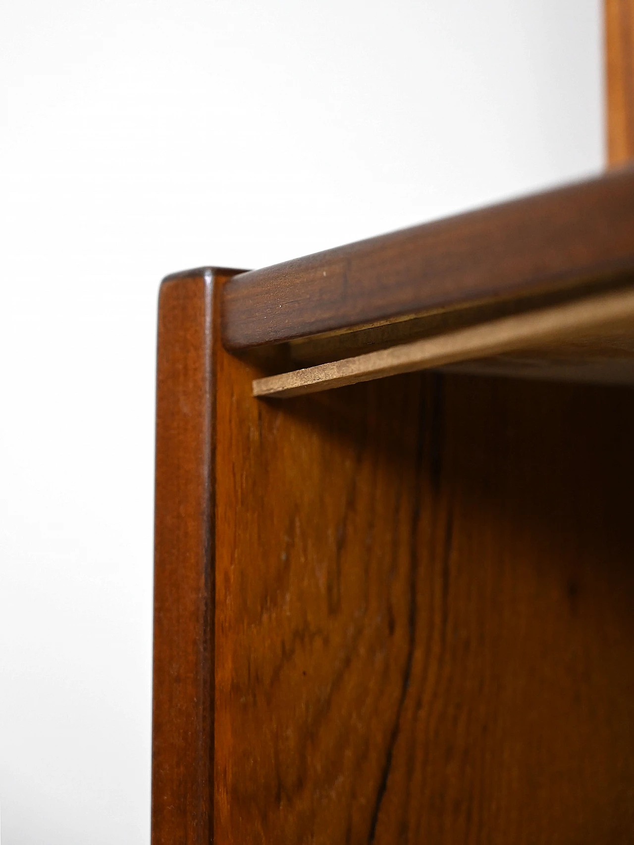 Libreria in teak con scomparto ad ante scorrevoli, anni '60 10