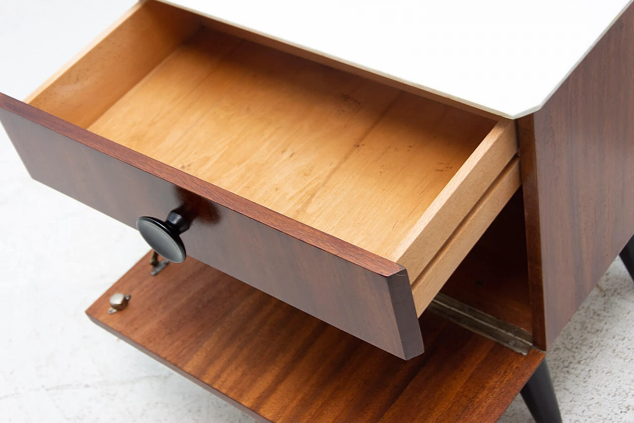 Comodino di Jindřich Halabala per ÚP Závody, anni '50 7