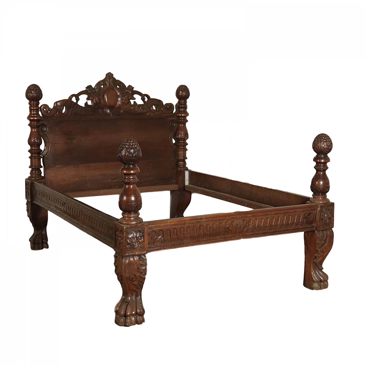 Carved walnut double bed, 17th century 1