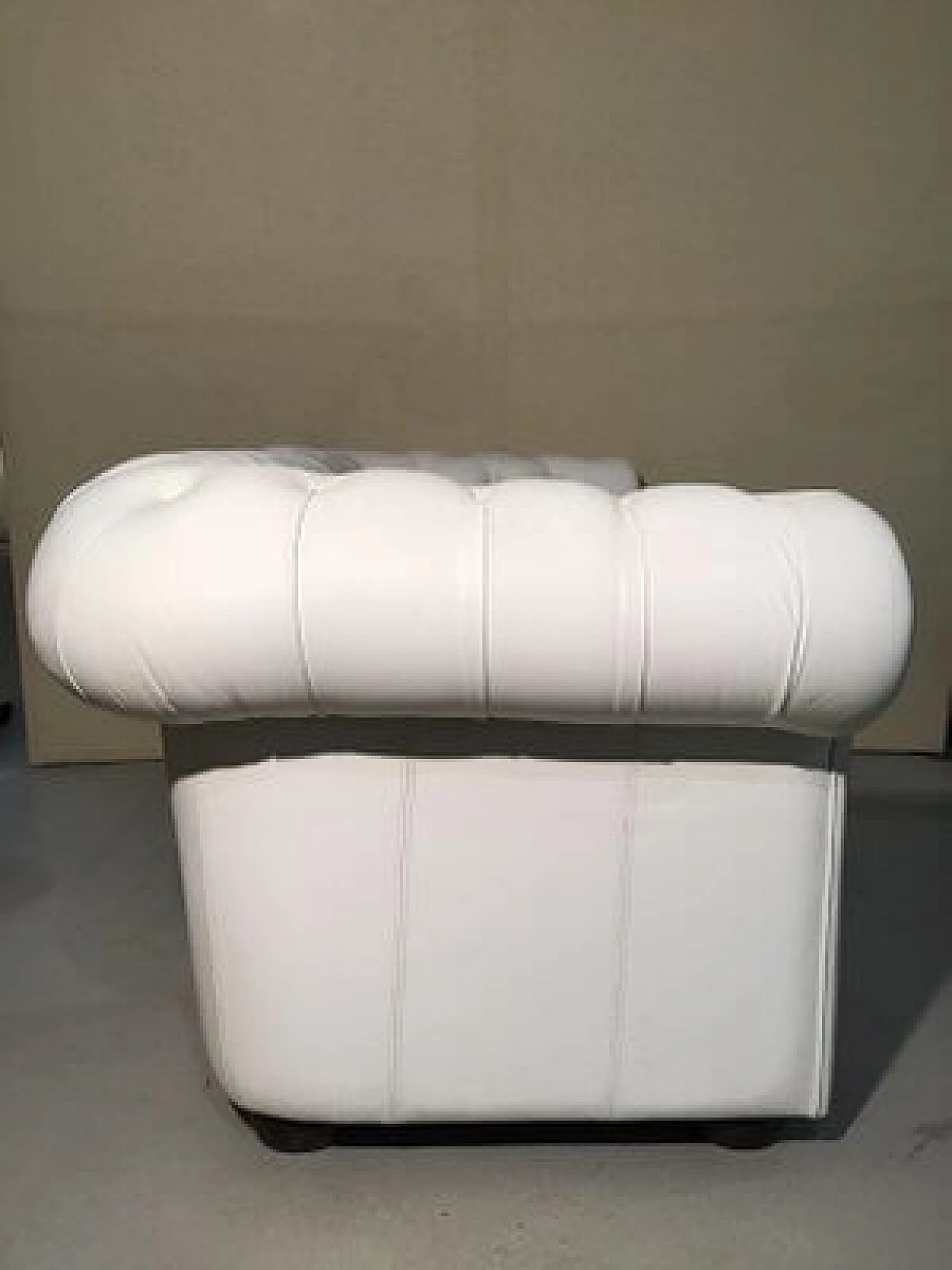 Chesterfield-style white leather sofa, 1980s 5