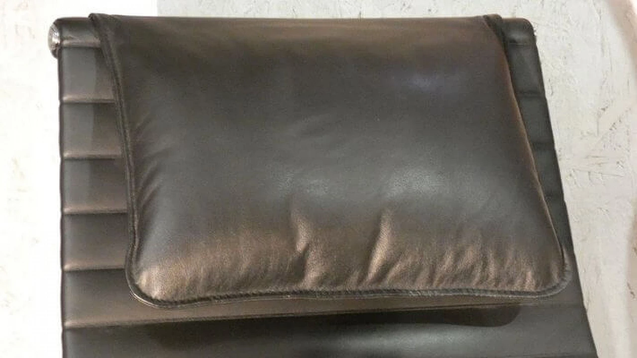 Poltrona Relax in pelle con con sgabello in stile Aluminium chair, anni '80 5