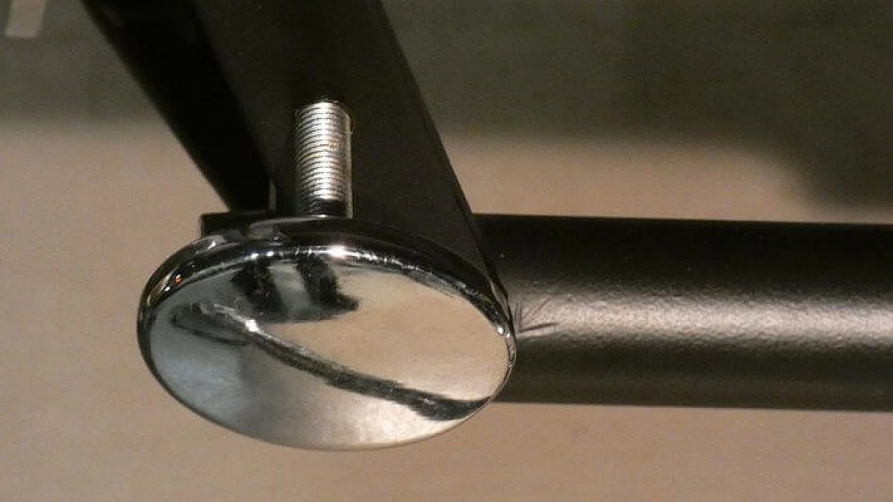 Poltrona Relax in pelle con con sgabello in stile Aluminium chair, anni '80 6