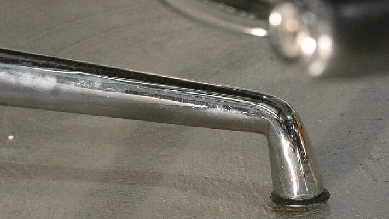 Poltrona Relax in pelle con con sgabello in stile Aluminium chair, anni '80 9