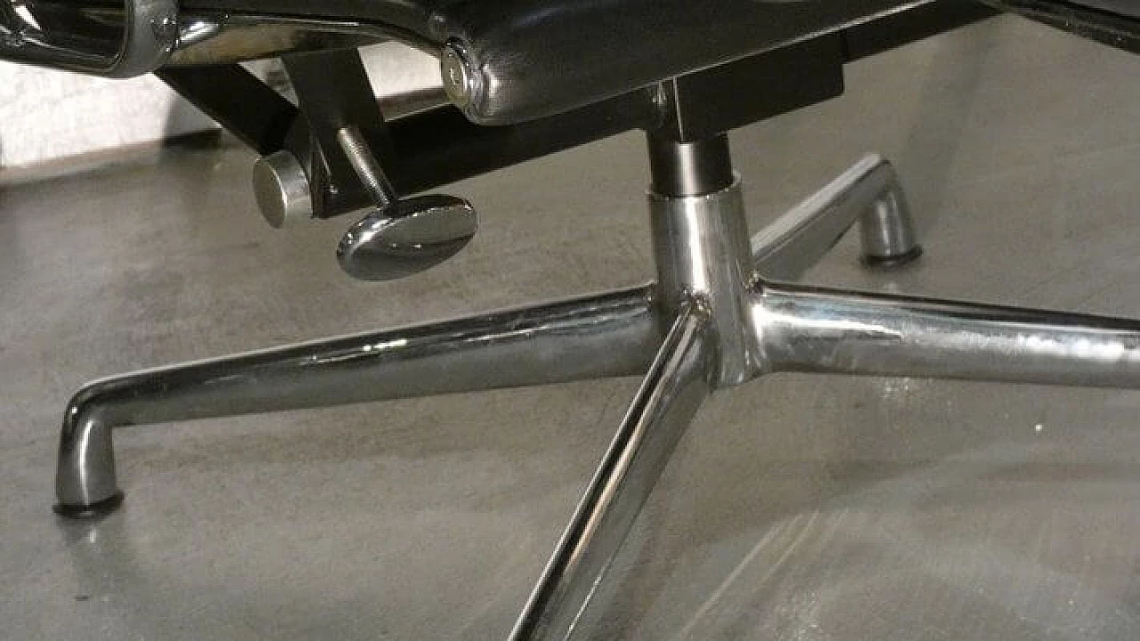 Poltrona Relax in pelle con con sgabello in stile Aluminium chair, anni '80 12