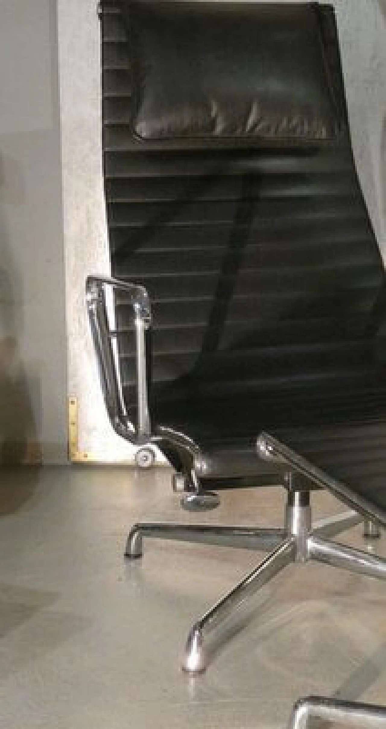 Poltrona Relax in pelle con con sgabello in stile Aluminium chair, anni '80 14