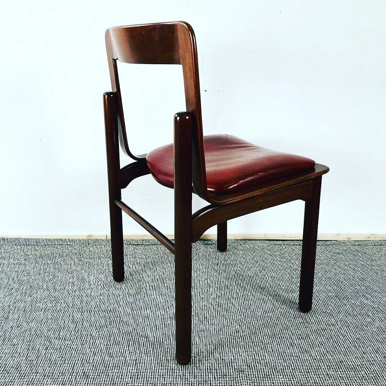 6 Chairs in walnut and burgundy leather, 1980s 3